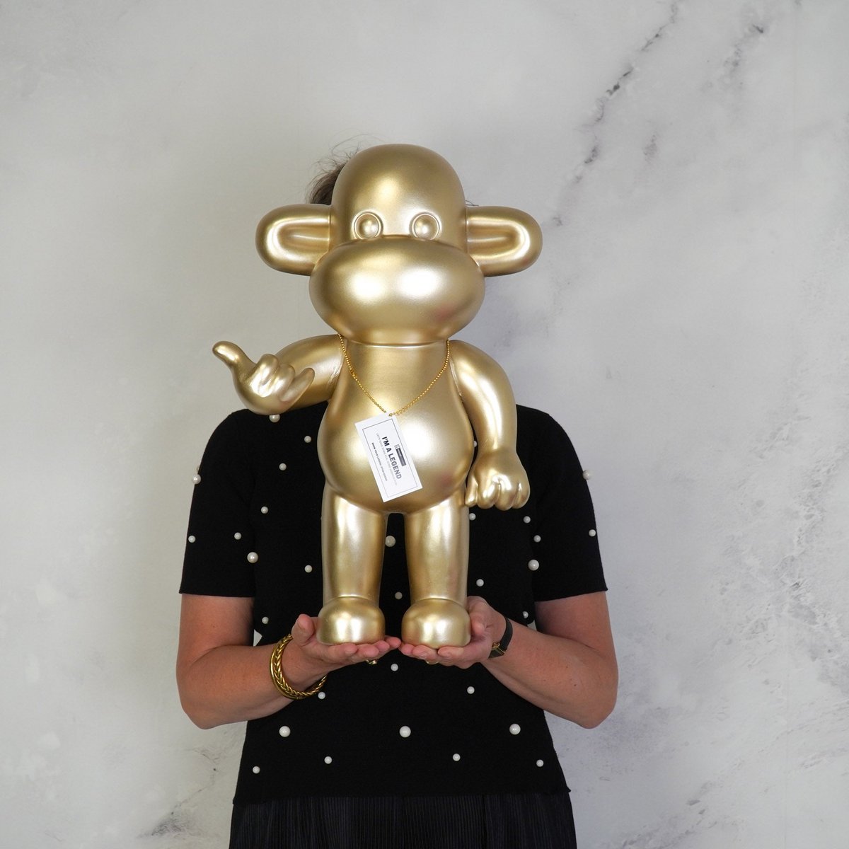 Ornament - hang losse aap beeldje 'de legende' - polyresin - goud - 33x21x50cm