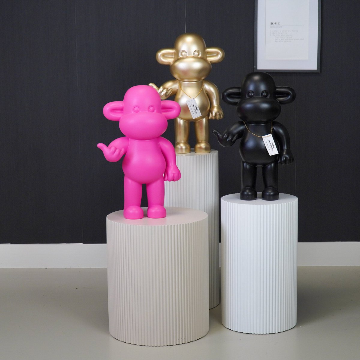 Ornament - hang losse aap beeldje 'de legende' - polyresin - roze - 33x21x50cm