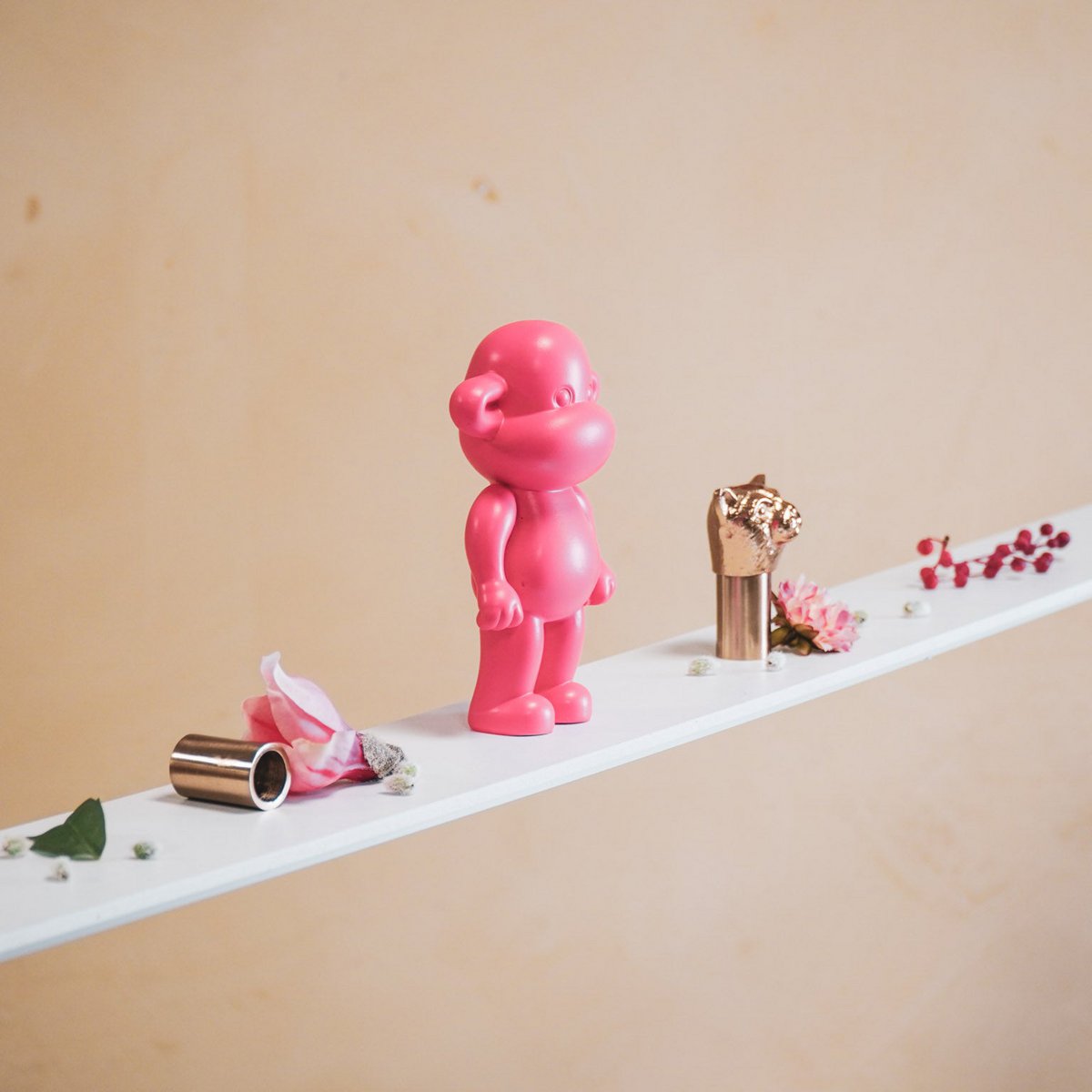 Ornament - aap -beeldje 'de legende'- polyresin - roze - 11x7x19cm