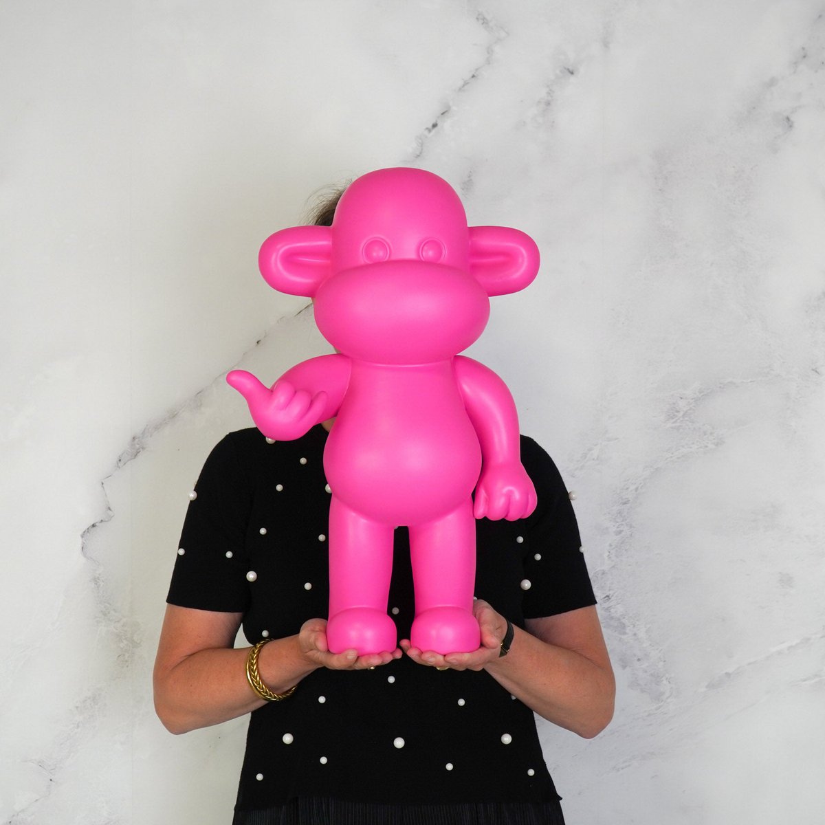 Ornament - hang losse aap beeldje 'de legende' - polyresin - roze - 33x21x50cm