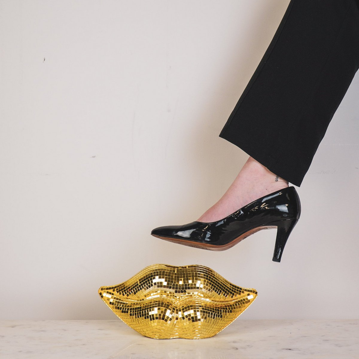 Ornament - disco -lippen - glas - goud - 29x10x13,5 cm