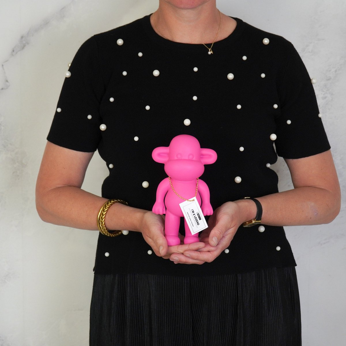 Ornament - aap -beeldje 'de legende'- polyresin - roze - 11x7x19cm