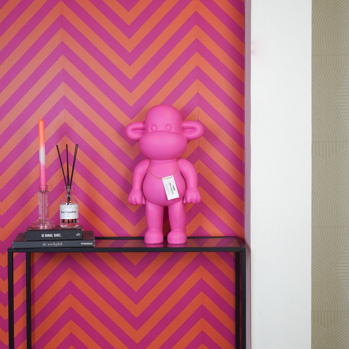 Ornament - aap -beeldje 'de legende'- polyresin - roze - 33x21x50cm