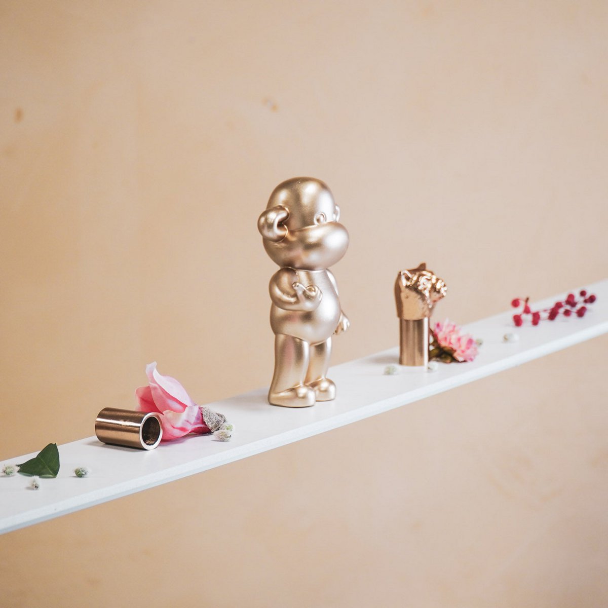 Ornament - hang losse aap beeldje 'de legende' - polyresin - goud - 11x7x19cm