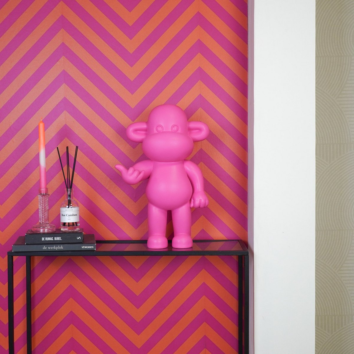 Ornament - hang losse aap beeldje 'de legende' - polyresin - roze - 33x21x50cm