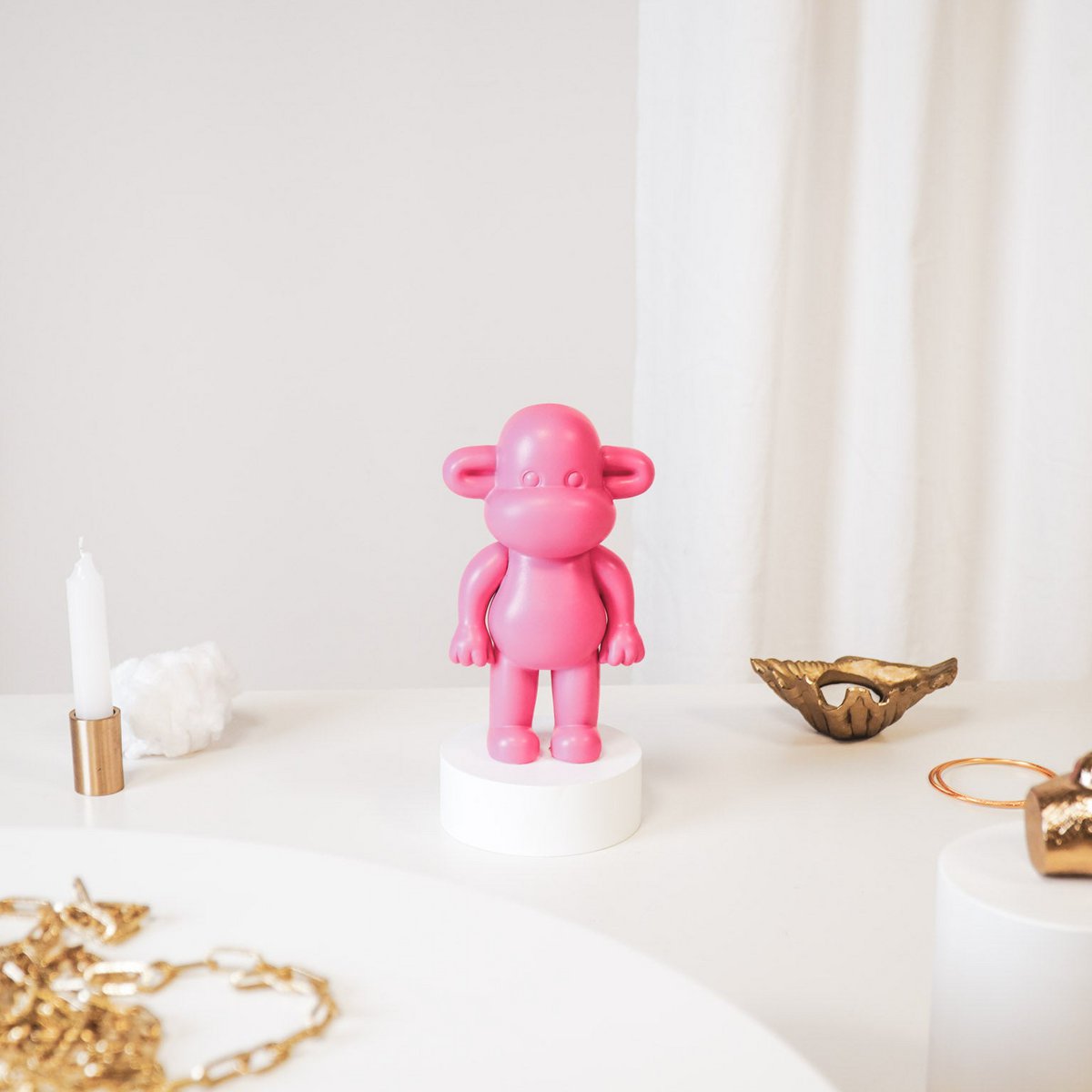 Ornament - aap -beeldje 'de legende'- polyresin - roze - 11x7x19cm