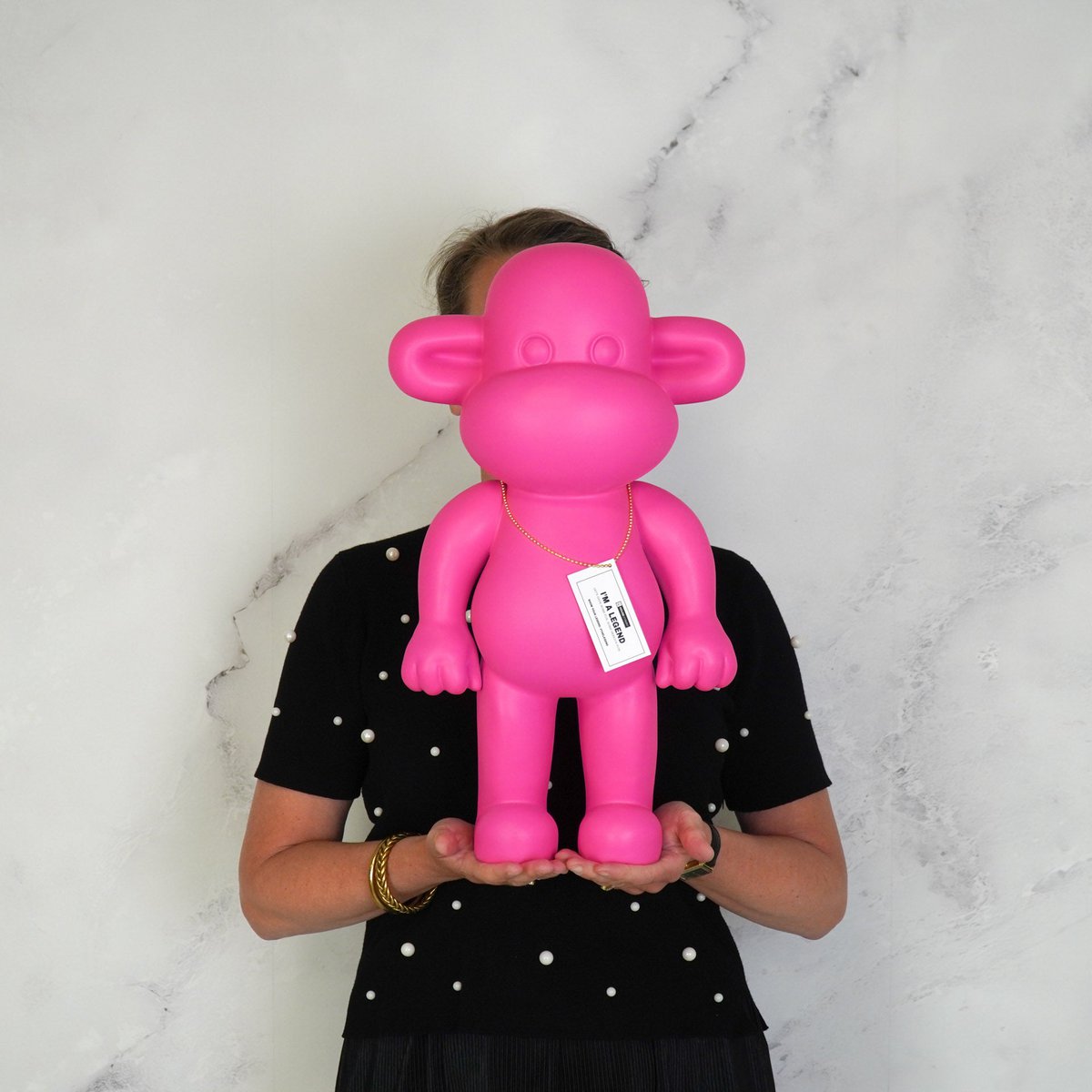 Ornament - aap -beeldje 'de legende'- polyresin - roze - 33x21x50cm