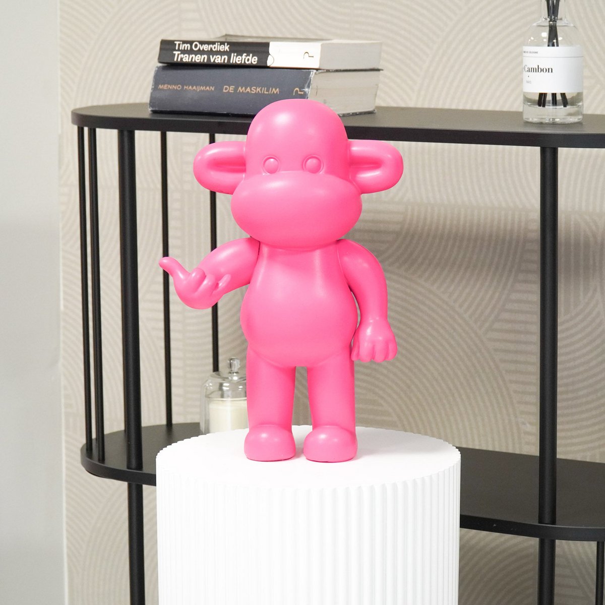Ornament - hang losse aap beeldje 'de legende' - polyresin - roze - 33x21x50cm