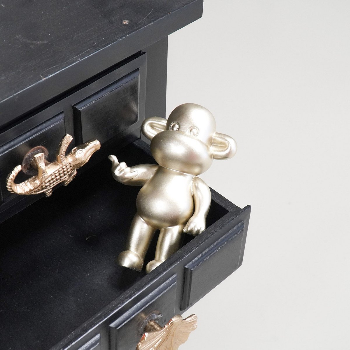 Ornament - hang losse aap beeldje 'de legende' - polyresin - goud - 11x7x19cm