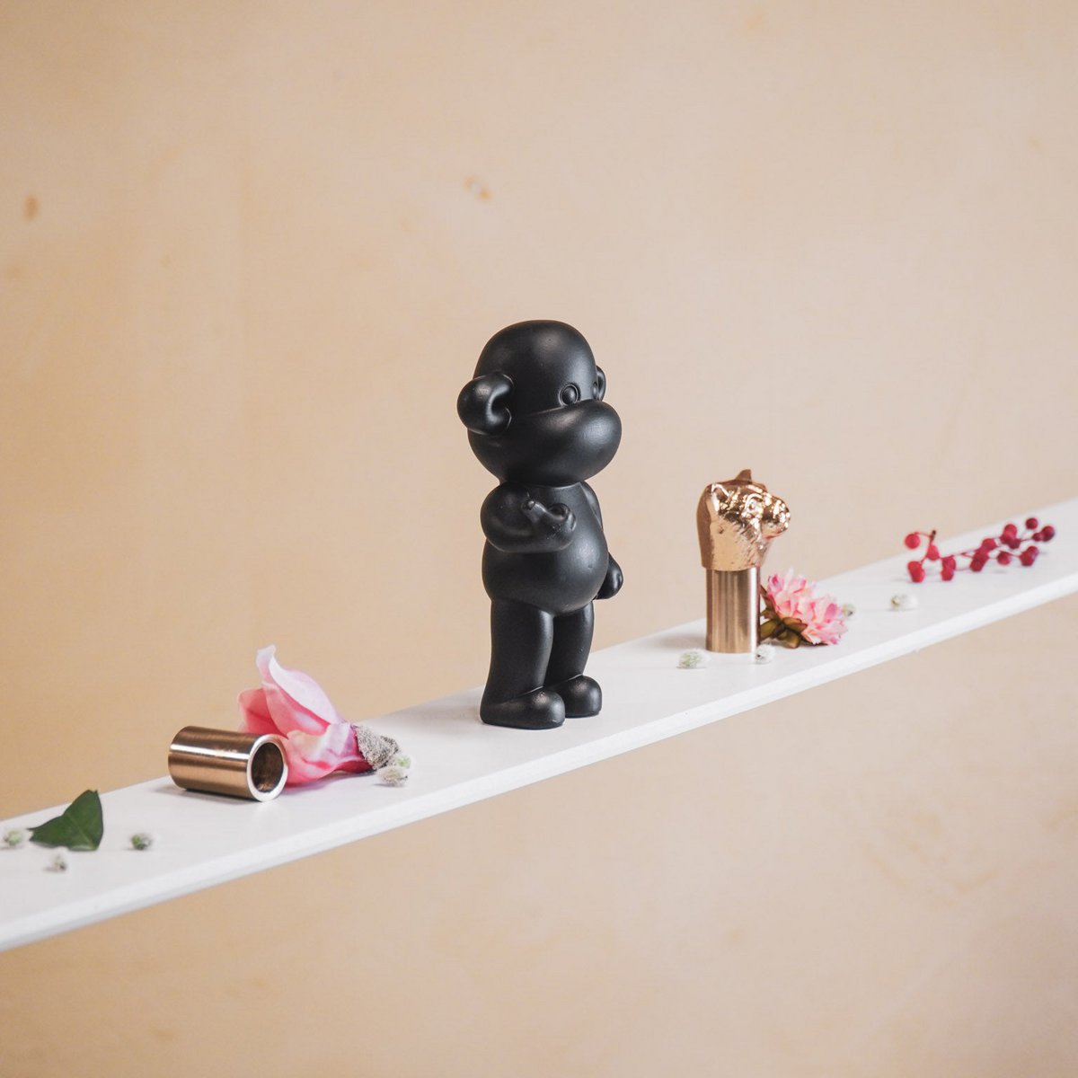 Ornament - hang los aap beeldje 'de legende' - zwart - 11x7x19cm