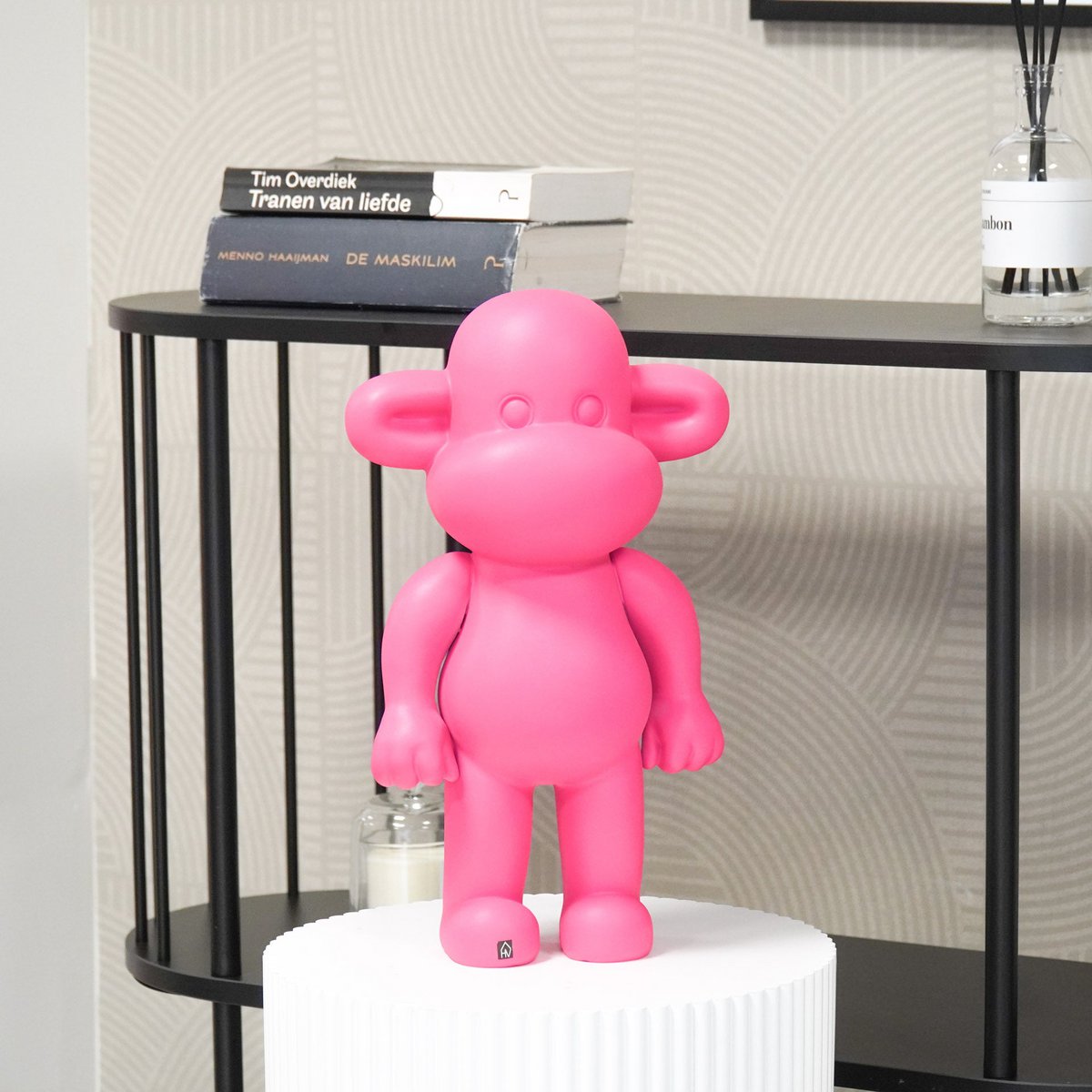 Ornament - aap -beeldje 'de legende'- polyresin - roze - 33x21x50cm
