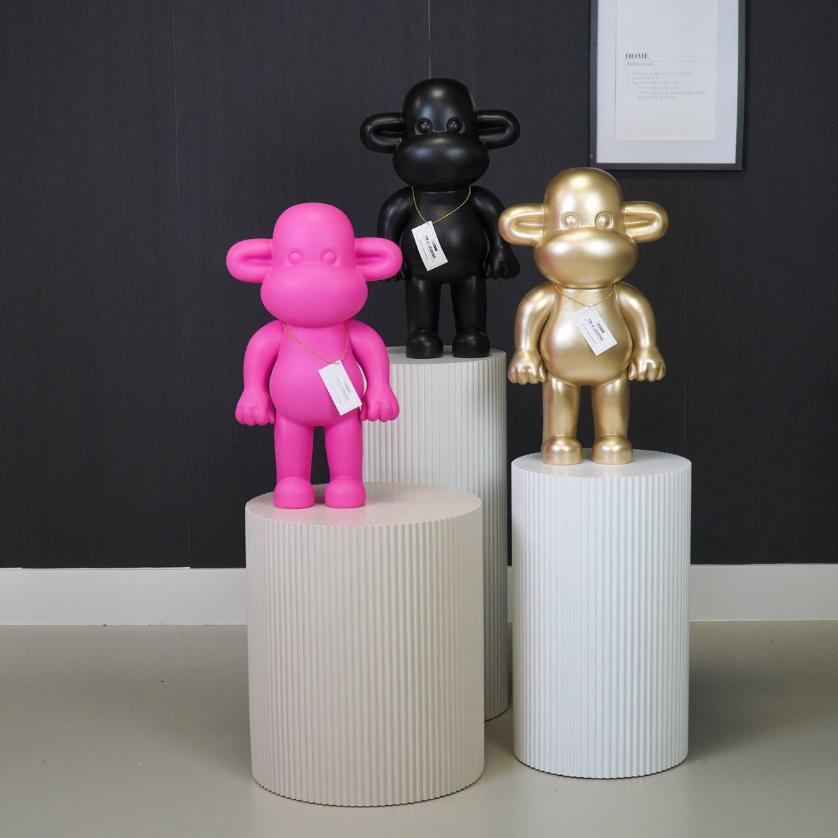 Ornament - aap -beeldje 'de legende'- polyresin - roze - 33x21x50cm