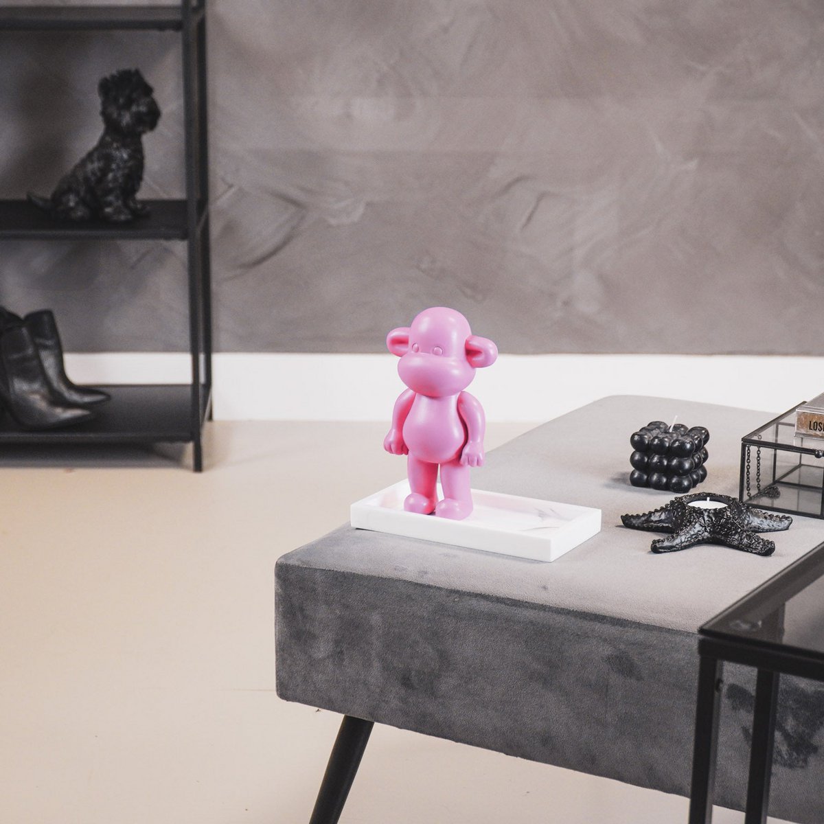 Ornament - aap -beeldje 'de legende'- polyresin - roze - 11x7x19cm