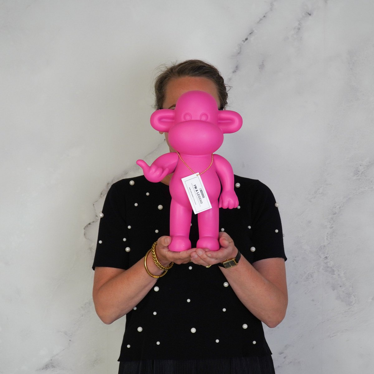 Ornament - hang los aap beeldje 'de legende'- polyresin - roze - 20,5x13,5x35cm