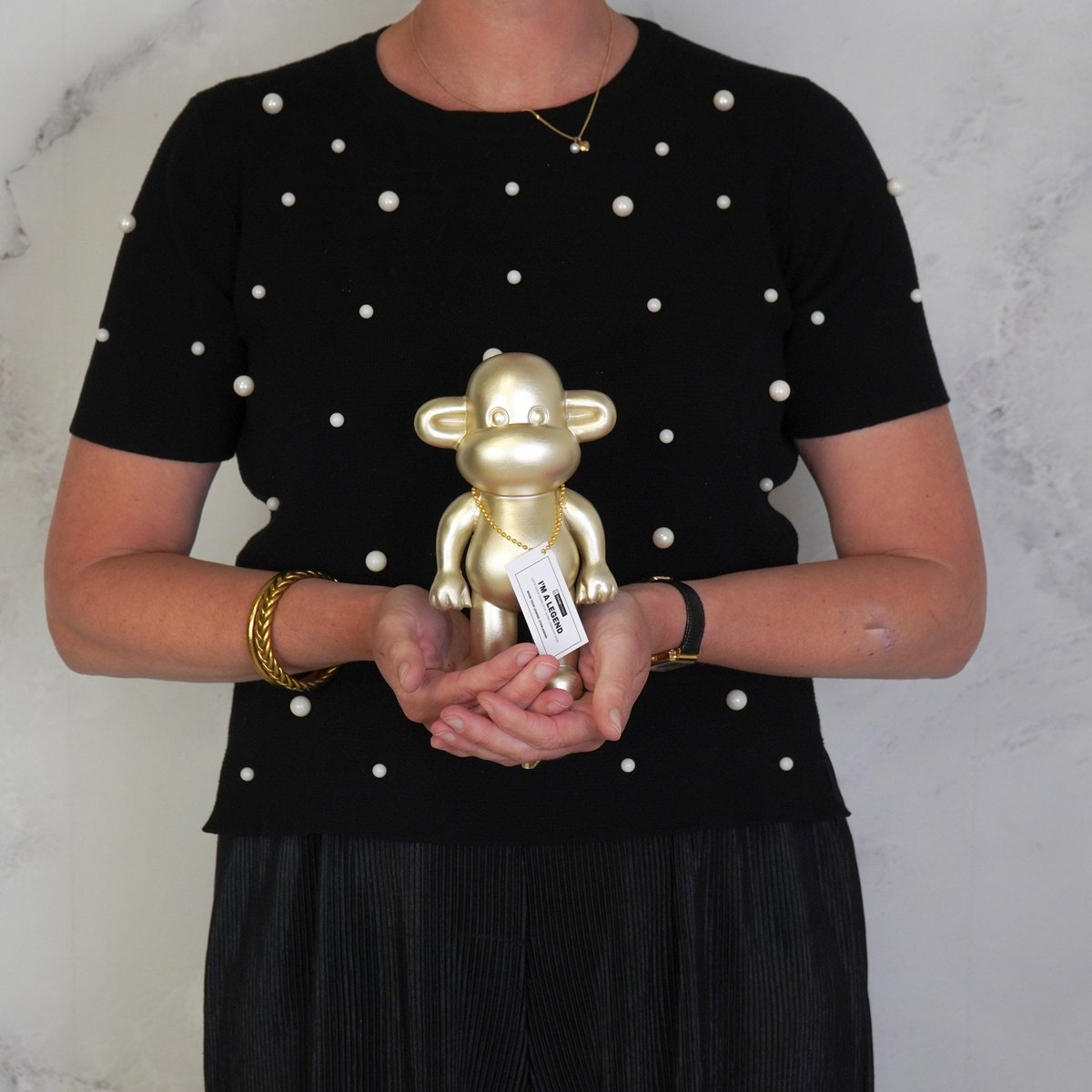 Ornament - aap -beeldje 'de legende'- polyresin - goud - 11x7x19cm