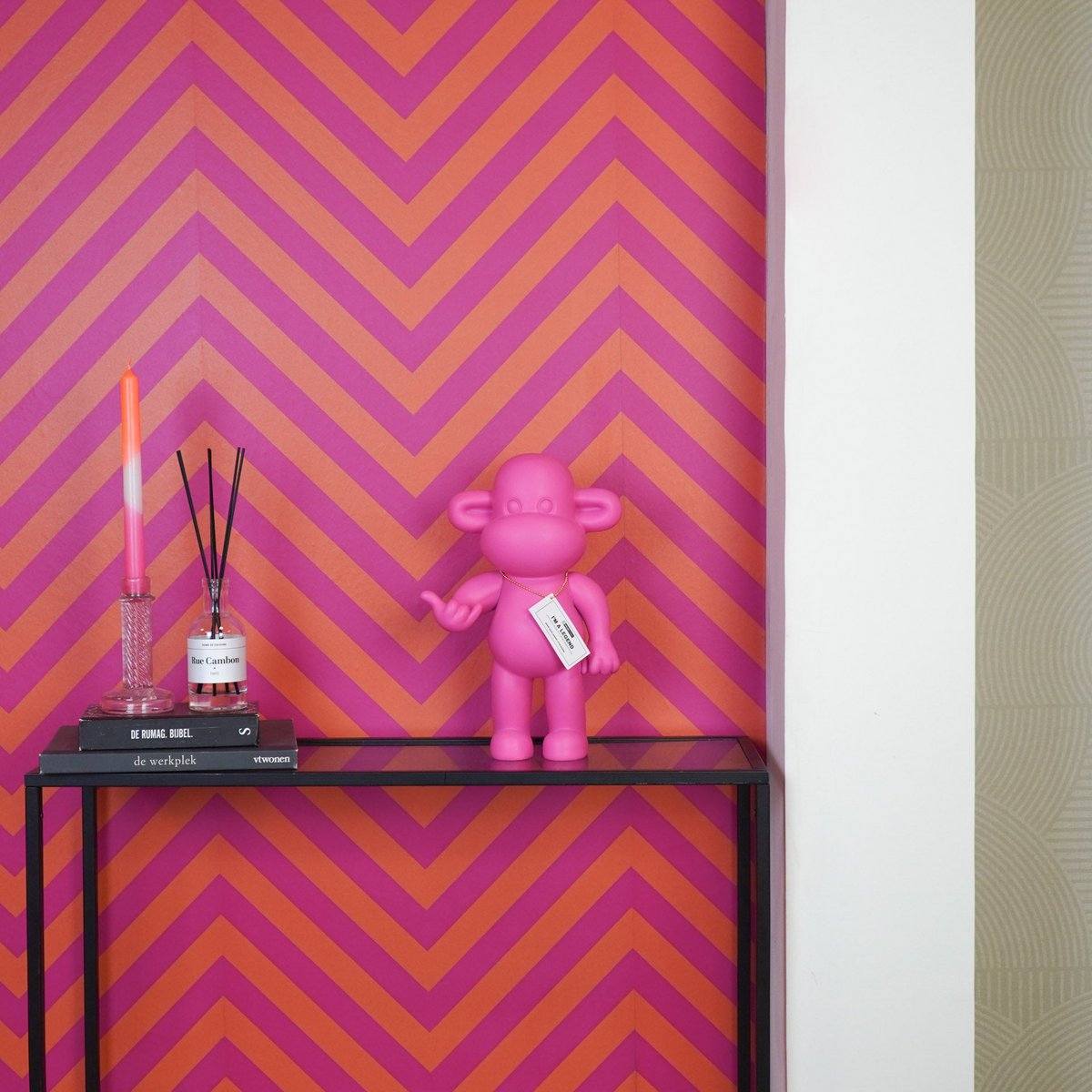 Ornament - hang los aap beeldje 'de legende'- polyresin - roze - 20,5x13,5x35cm
