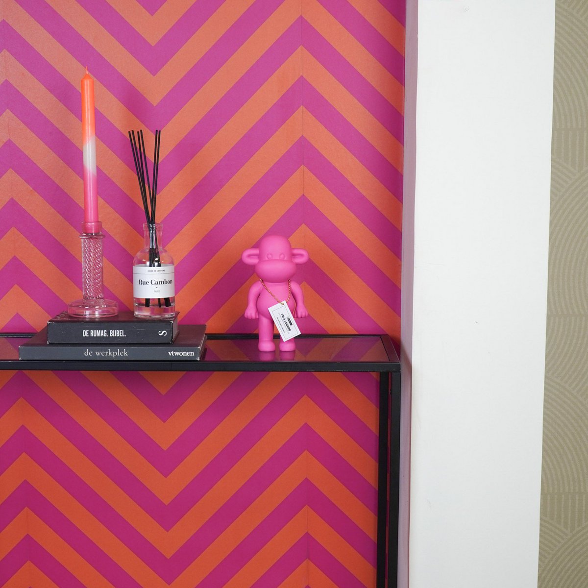 Ornament - aap -beeldje 'de legende'- polyresin - roze - 11x7x19cm