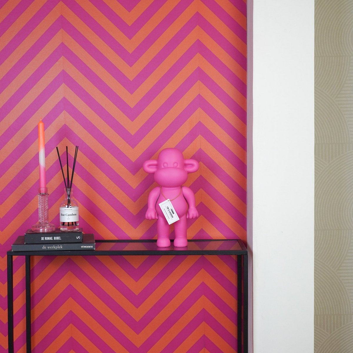 Ornament - aap -beeldje 'de legende'- polyresin - roze - 20,5x13,5x35cm