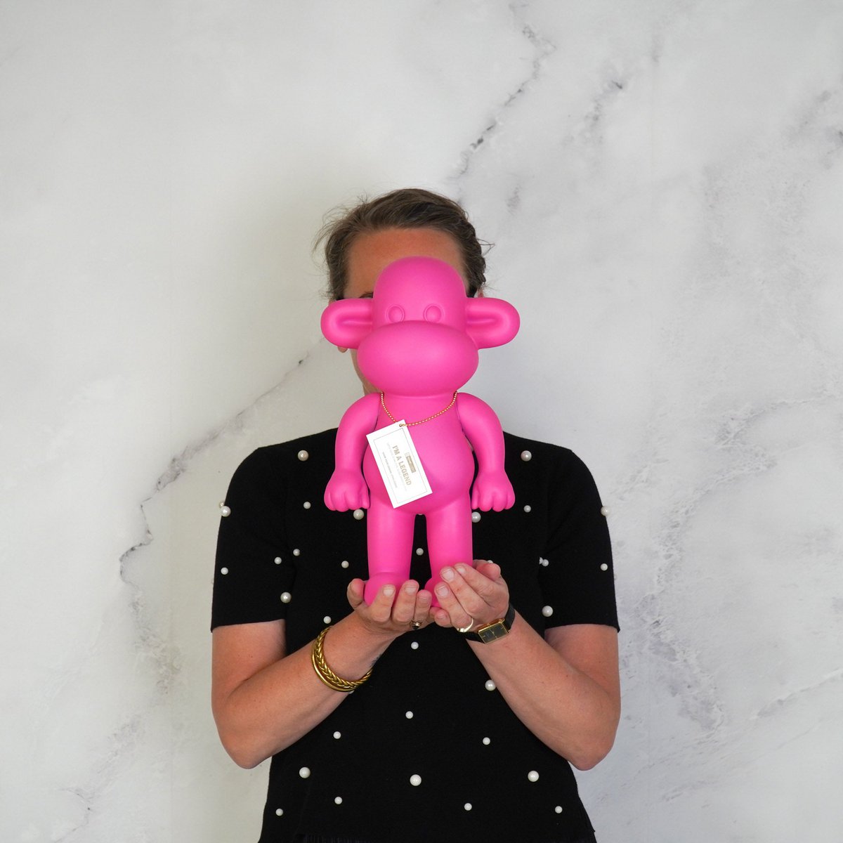 Ornament - aap -beeldje 'de legende'- polyresin - roze - 20,5x13,5x35cm