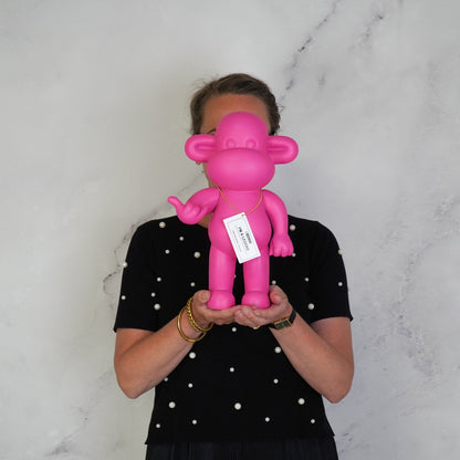 Ornament - hang los aap beeldje 'de legende'- polyresin - roze - 20,5x13,5x35cm